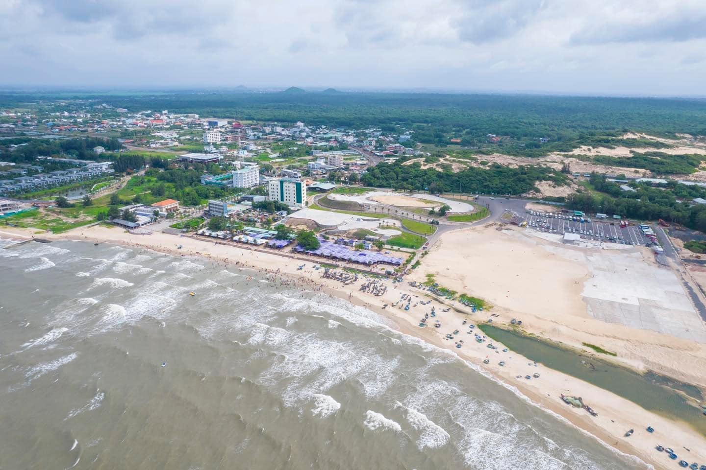 Toàn cảnh hồ tràm